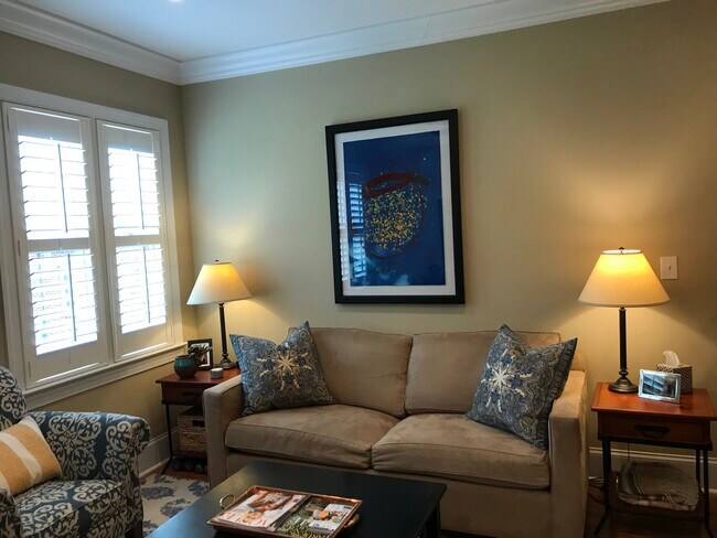 Foto del edificio - 100 N Laurel Ave