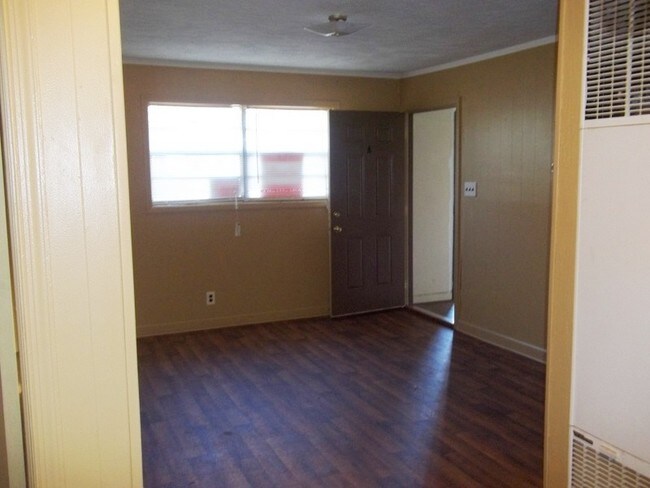 Building Photo - 1137 N Cameron Ave