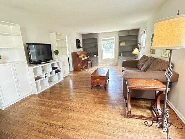 Sala de estar - 1001 Eddy Ct