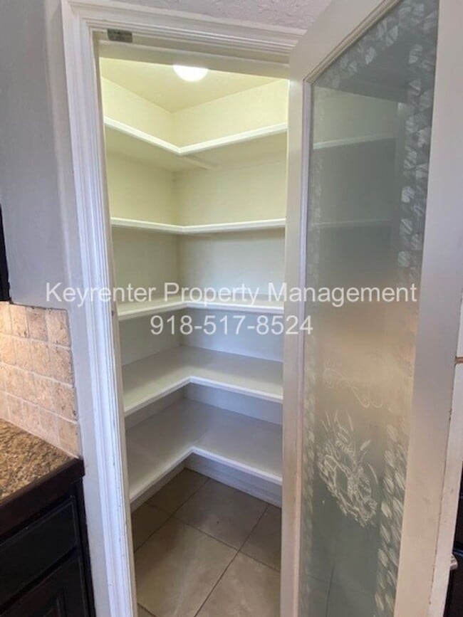 Building Photo - 3-Bed, 2-Bath Large Home in Claremore