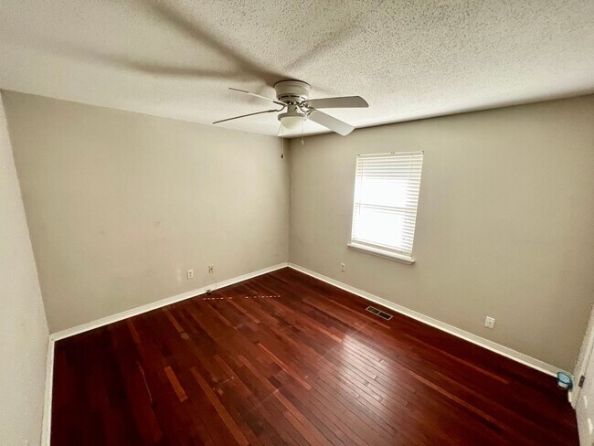 Foto del edificio - 4011 Wood Dr