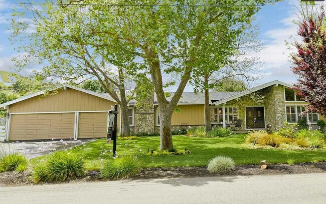 Building Photo - Stunning 4 bedroom 2.5 bathroom in a Great...