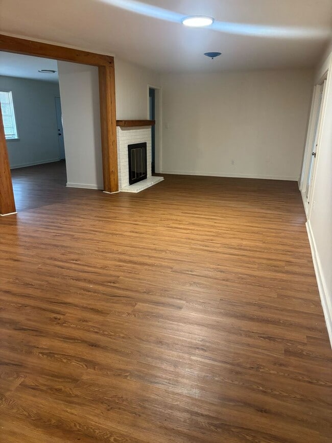 Building Photo - Great 4 bed 2 bath home located in Canton