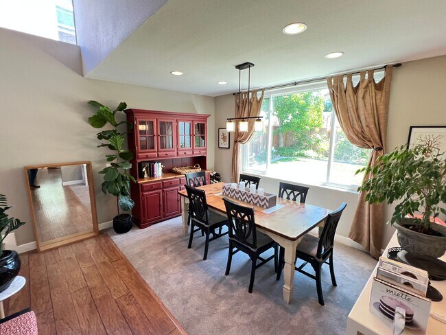 Building Photo - Wonderfully Updated 3 Bed 2.5 Bath Foothil...