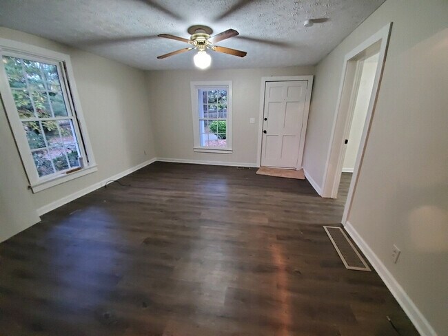 Building Photo - 1057 Longview Drive