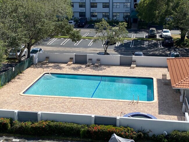 Foto del edificio - 2501 Riverside Dr