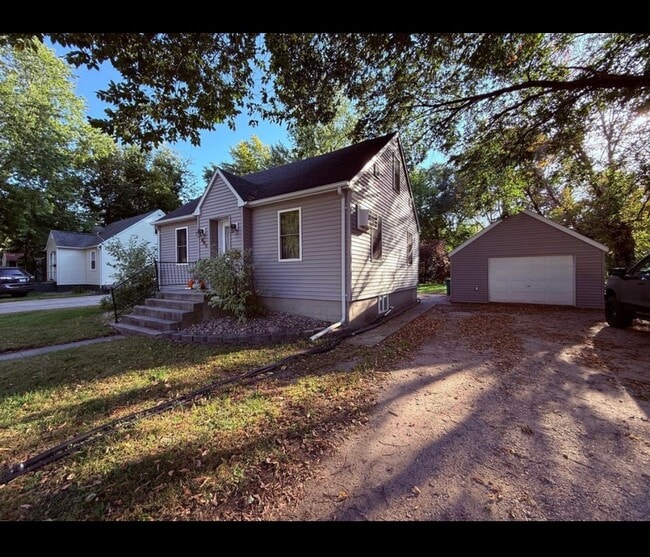 Building Photo - 605 Peltier St