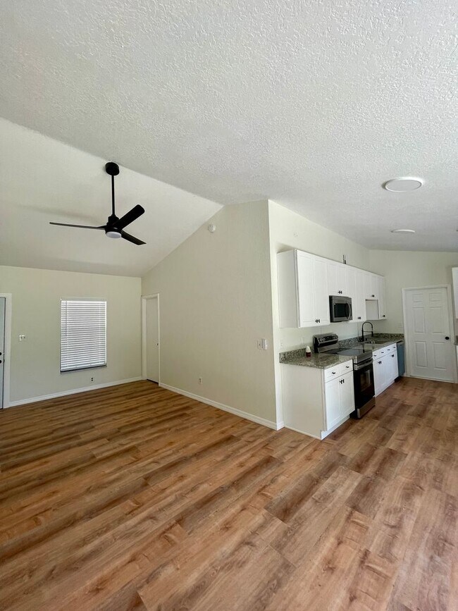 Foto del edificio - Renovated 3-Bed Home with Modern Upgrades ...