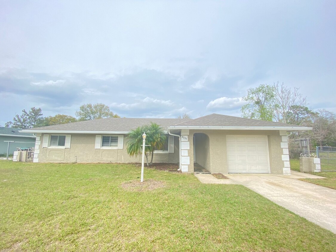 Foto principal - 3 Bed / 2 bath / 1 Car Garage Home with La...