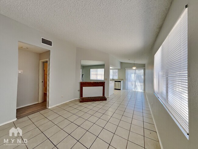 Foto del edificio - 1221 S Christy Ln
