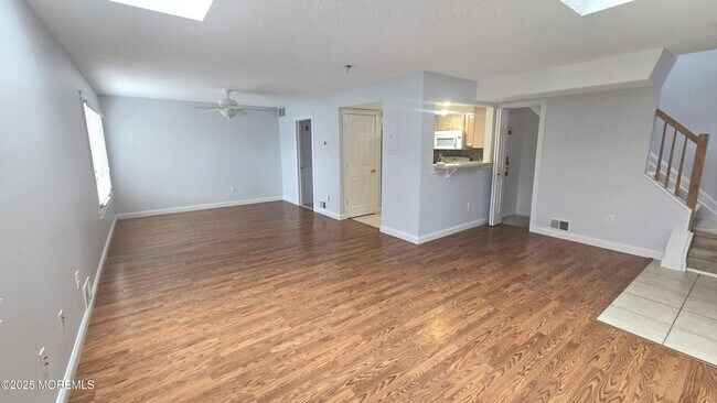 Foto del edificio - 90 Northrup Dr