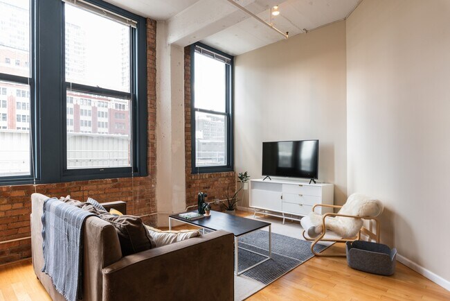 Building Photo - 124 W Polk St