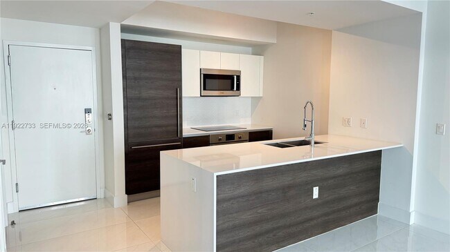 Foto del edificio - 301 Altara Ave