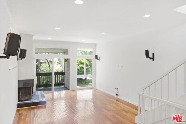 Foto del edificio - 17251 Palisades Cir