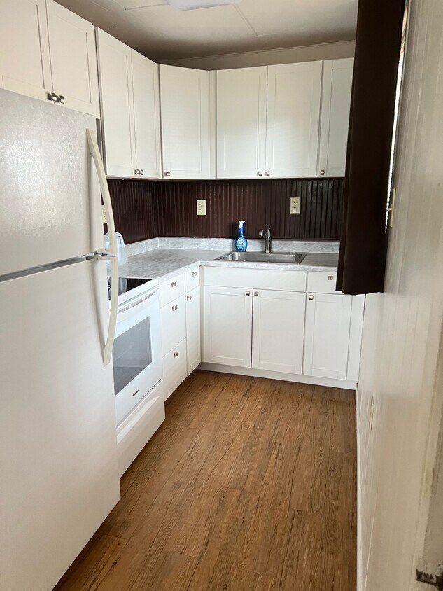 kitchen - 1301 E US Highway 24