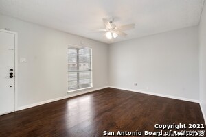 Foto del edificio - 300 Roanoke Dr