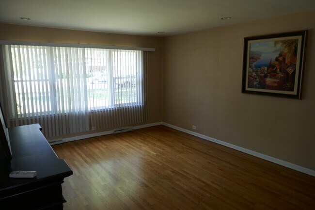 Foto del edificio - 4 Bedroom 2 Bath Home in Morton Grove