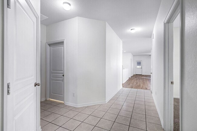 Building Photo - Elegant Single-Story Home with Four-Season Porch