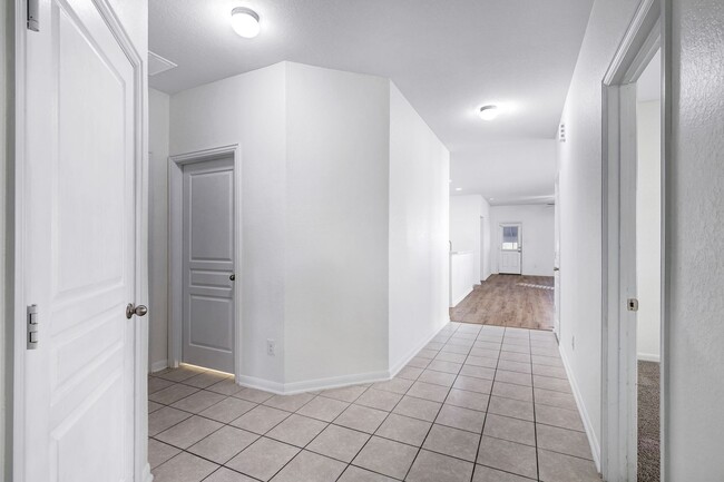 Foto del edificio - Elegant Single-Story Home with Four-Season Porch