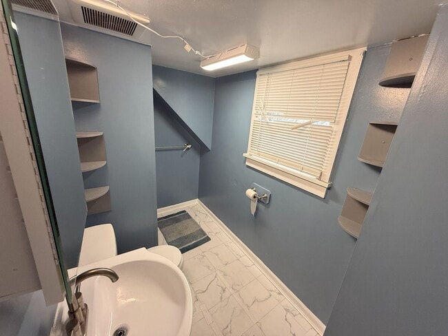Building Photo - 1 Bedroom 1 Bath Upstairs Apartment