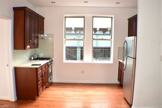 Building Photo - 3018 Broadway