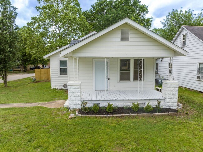 Building Photo - Freshly Updated 2 Bedroom House