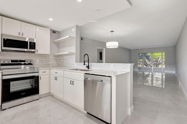 Building Photo - 2202 Lucaya Bend