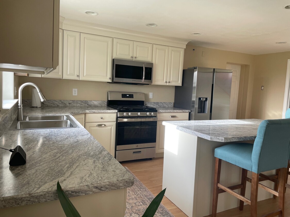 spacious kitchen with lots of storage - 80 S Center St