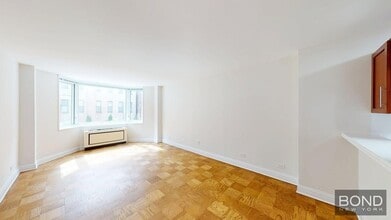 Building Photo - 400 E 71st St