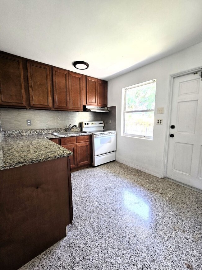 Foto del edificio - 1703 Edgewater Dr