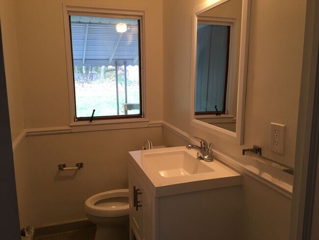 Building Photo - Spacious 3bd/2.5ba Ranch