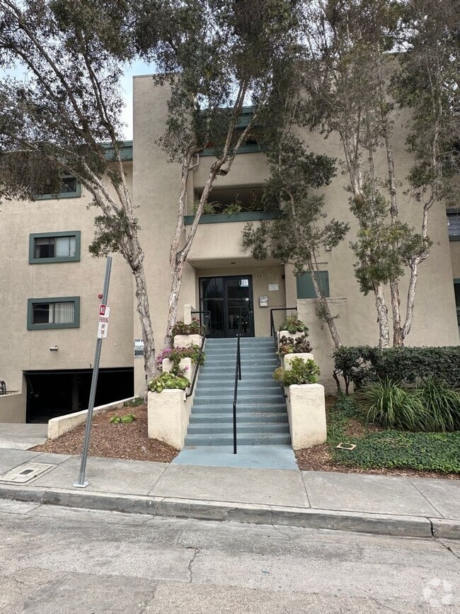 Building Photo - 917 Torrance St