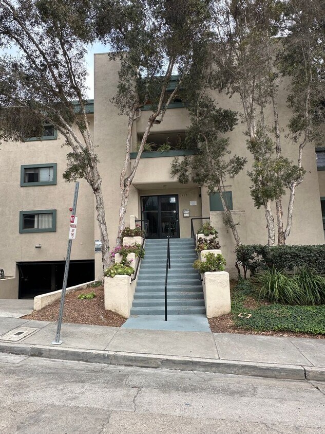 MISSION HILLS... Top-Floor 2 Bedroom, 2 B... - MISSION HILLS...  Top-Floor 2 Bedroom, 2 B...