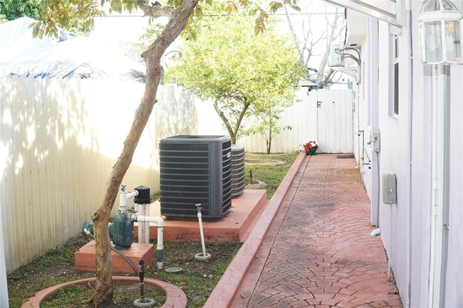 Building Photo - 3435 SW 104th Ct