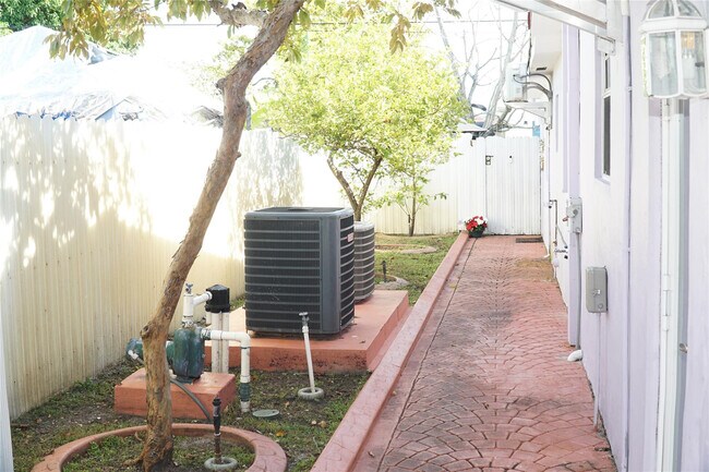 Foto del edificio - 3435 SW 104th Ct