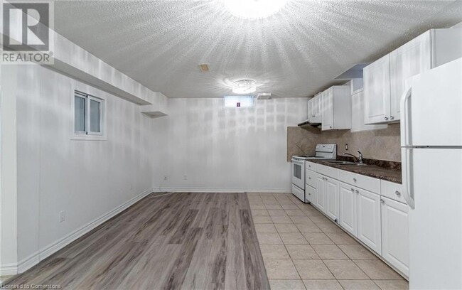 Building Photo - 30 Richview Dr