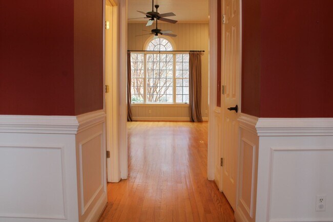 Foto del edificio - Spacious Inglecress home!