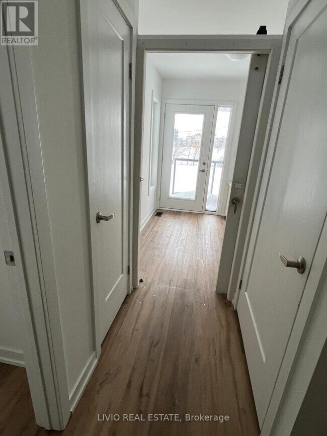 Photo du bâtiment - 14 Marina Pl