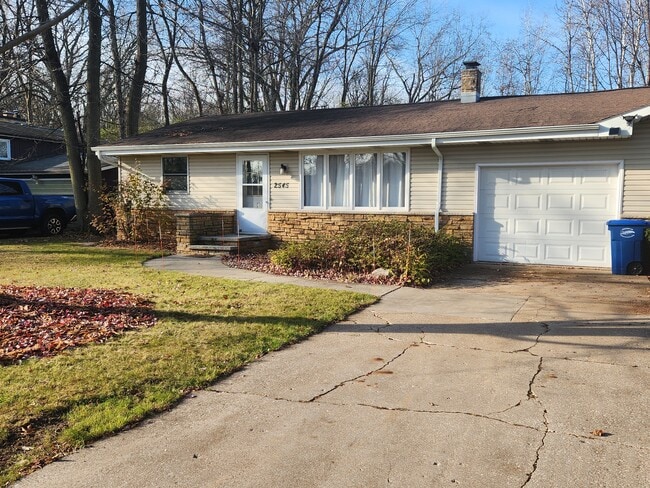 Building Photo - 2545 Southwood Dr