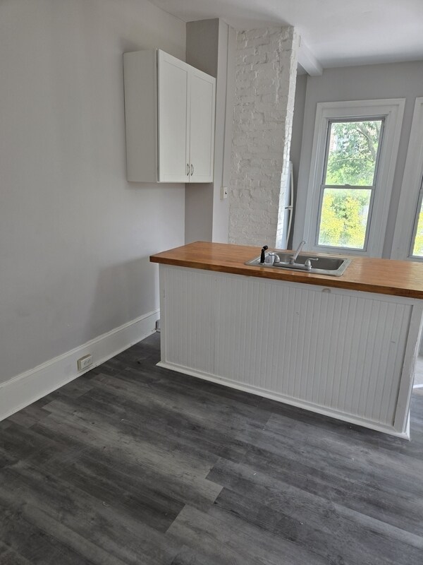 Foto del edificio - 516 W Queen Ln