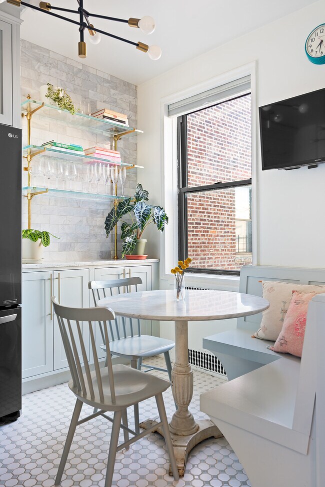 Foto del edificio - 385 E 18th St
