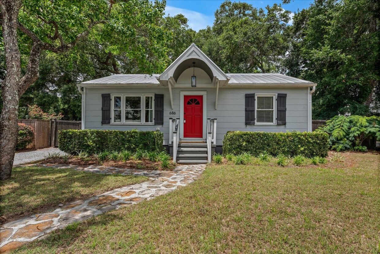 Primary Photo - Old Village Cottage -Fully Furnished