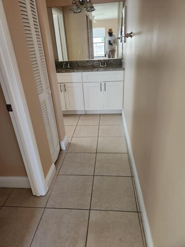 Foto del edificio - 4866 Pineaire Ln