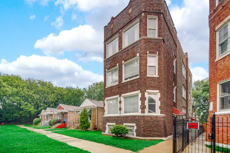 Foto principal - 1126 E 81st Pl