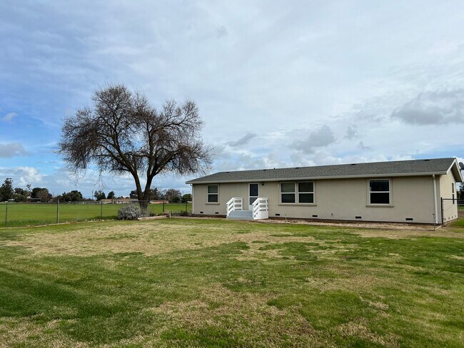 Building Photo - REDUCED RENT - 23714 N Bruella Rd. Acampo, CA