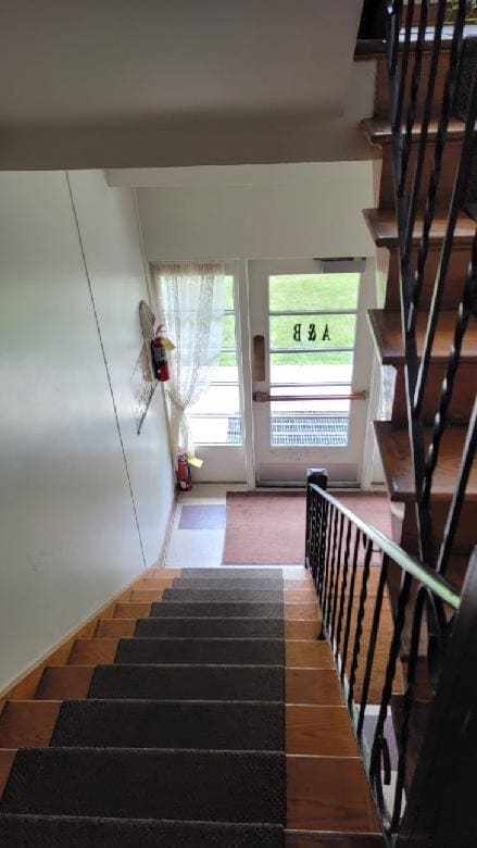Common Area Hallway - 1110 Maple Ave