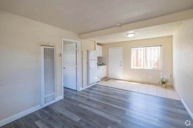 1BR, 1BA - 480 SF - Living Room - Ashland Manor Apartments