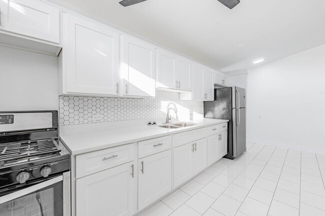 Building Photo - 4120 Greenbrier Ln
