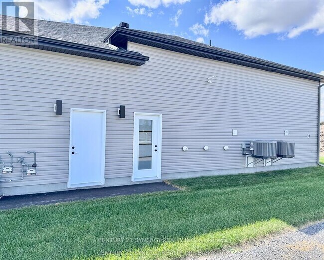 Building Photo - 89 Helen St