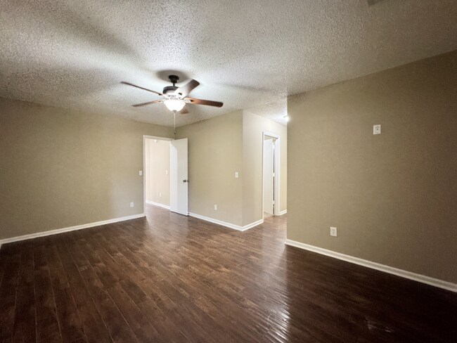 Foto del edificio - 2406 Greenbrier Dr